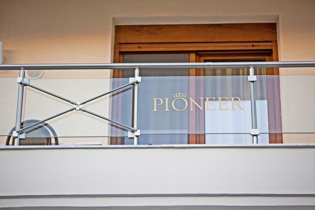 Pioneer Excelsior Rooms Paralía المظهر الخارجي الصورة